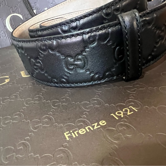 Gucci embossed signature GG embossed leather belt with gold tone GG buckle - Picture 3 of 8